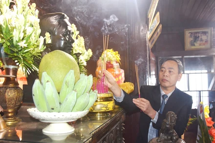 Phó Bí thư Thường trực Tỉnh ủy, Chủ tịch Hội đồng nhân dân tỉnh Quảng Trị tỉnh Nguyễn Đăng Quang dâng hương tưởng nhớ Tổng Bí thư Lê Duẩn. (Ảnh: Q.H)