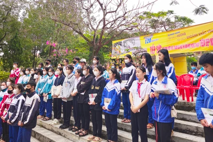 Xúc động với hơn 30 học sinh có hoàn cảnh mồ côi đến với chương trình ý nghĩa.