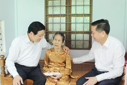 Trưởng Ban Nội chính Trung ương Phan Đình Trạc, Bí thư Tỉnh ủy Nguyễn Long Hải thăm hỏi, động viên Mẹ Việt Nam Anh hùng Nguyễn Thị Nậy.