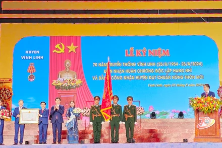 Bí thư Tỉnh ủy Quảng Trị Lê Quang Tùng trao Huân chương Độc lập hạng Nhì và Bằng công nhận huyện đạt chuẩn nông thôn mới cho huyện Vĩnh Linh.