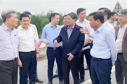 Phó Chủ tịch Quốc hội Nguyễn Đức Hải cùng Đoàn giám sát của Quốc hội khảo sát trên tuyến cao tốc Cam Lộ-La Sơn.