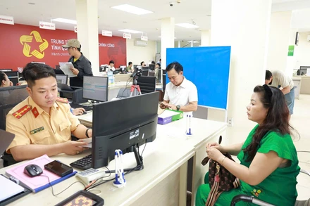Lực lượng Công an làm thủ tục cấp đổi giấy phép lái xe cho người dân.