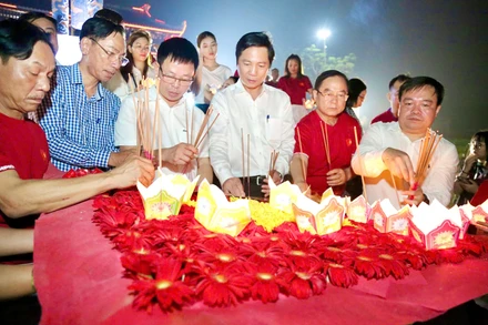 Ban Tổ chức giải dâng hoa đăng cho các Anh hùng liệt sĩ.