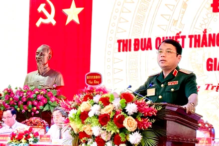 Thiếu tướng Phan Văn Sỹ, Phó Chủ nhiệm Chính trị Quân khu 4 phát biểu tại đại hội.