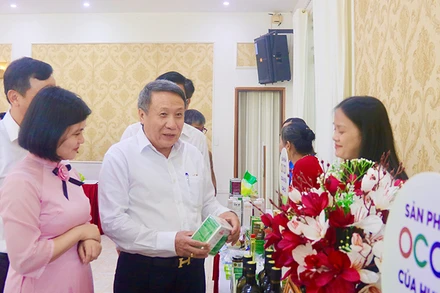 Phó Chủ tịch Thường trực Ủy ban nhân dân tỉnh Quảng Trị Hà Sỹ Đồng thăm các gian hàng trưng bày, quảng bá sản phẩm OCOP vừa được công nhận.