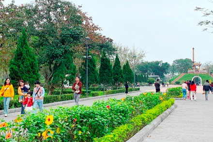 Di tích quốc gia đặc biệt Thành cổ Quảng Trị đón lượng đông du khách trong và ngoài nước đến thăm dịp đầu năm mới.