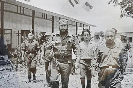 Lãnh tụ Cuba Fidel Castro thăm khu trụ sở Chính phủ Cách mạng lâm thời Cộng hòa miền nam Việt Nam tại huyện Cam Lộ ngày 15/9.