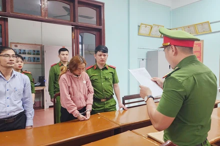 Cơ quan chức năng đọc quyết định khởi tố vụ án, khởi tố bị can đối với Hoàng Thị Lệ Hằng.