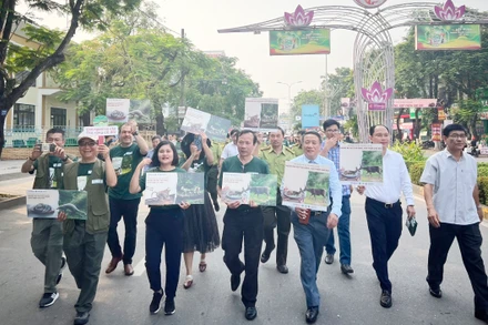 Lãnh đạo tỉnh Quảng Trị và các tổ chức bảo vệ động vật hoang dã tuần hành trên đường phố Đông Hà kêu gọi mọi người ứng xử văn minh với động vật hoang dã.