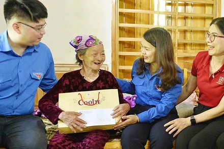 Các đại biểu thăm, tặng quà Mẹ Việt Nam Anh hùng Bùi Thị Xiếc, thị trấn Cửa Tùng, huyện Vĩnh Linh. 