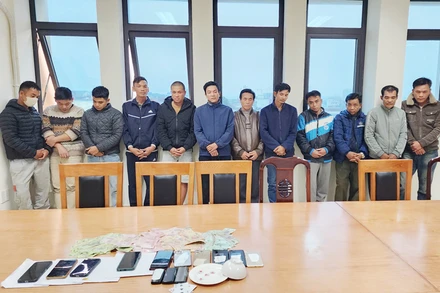 Các đối tượng và tang vật vụ án.