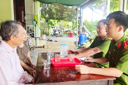 Thượng úy Nguyễn Đăng Thiện cùng đồng đội trao đổi với ông Lê Dục về kết quả mô hình phòng ngừa, giáo dục người chưa thành niên vi phạm pháp luật. 