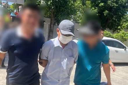 Đối tượng Võ Thế Hùng (đứng giữa).