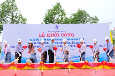 Lãnh đạo tỉnh Quảng Trị và các đại biểu đã thực hiện nghi thức khởi công dự án.