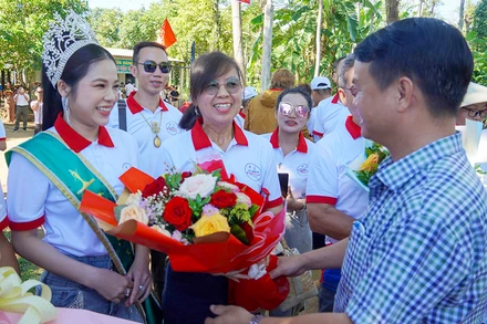 Lãnh đạo Ủy ban nhân dân xã Gio An tặng hoa đoàn du khách trong và ngoài nước đến trải nghiệm hệ thống giếng cổ. 