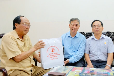 Phó Bí thư Thường trực Tỉnh ủy, Chủ tịch Hội đồng nhân dân tỉnh Nguyễn Đăng Quang thăm, tặng quà Anh hùng Lực lượng vũ trang nhân dân Trương Đức Hai.