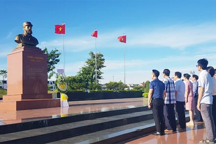 Trước tượng đài Fidel Castro, các đại biểu đã dâng hoa và dành phút mặc niệm tưởng nhớ các chiến sĩ cách mạng hy sinh trong cuộc tấn công pháo đài Moncada - Cuba.