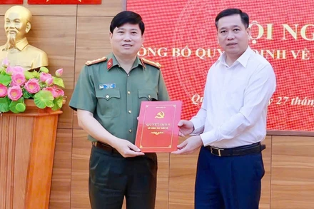 Bí thư Tỉnh ủy tỉnh Quảng Trị Nguyễn Long Hải trao quyết định cho Đại tá Vũ Văn Đấu.