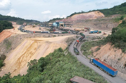 Lưu lượng ô-tô từ các Cửa khẩu quốc tế La Lay, Lao Bảo về nội địa tỉnh Quảng Trị để đi các tỉnh, thành phố khác trên Quốc lộ 9 ngày càng nhiều.