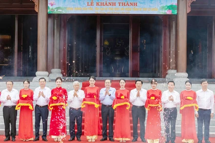 Chủ tịch Quốc hội Trần Thanh Mẫn và các đại biểu cắt băng khánh thành Công trình bảo tồn, tôn tạo Di tích Khu lưu niệm Tổng Bí thư Lê Duẩn.