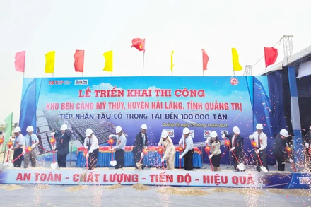 Thực hiện nghi thức khởi công Khu bến cảng Mỹ Thủy.