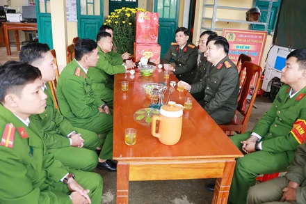 Đại tá Vũ Văn Đấu (ngồi giữa, hàng bên phải) kiểm tra và thăm hỏi lực lượng Công an cơ sở dịp Tết Ất Tỵ 2025.