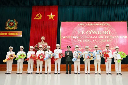 Đại tá Vũ Văn Đấu, Giám đốc Công an tỉnh Quảng Trị trao quyết định cho các trưởng phòng nghiệp vụ.