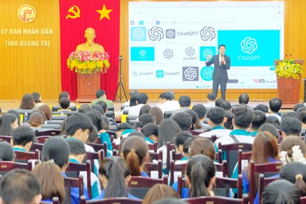 Chuyên gia Trần Khánh Tư đang truyền đạt chuyên đề nâng cao nhận thức AI và Chat GPT.