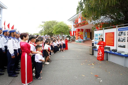 Cán bộ, chiến sĩ Hải quân và các cháu học sinh tham quan triển lãm. (Ảnh: CTV HQ) 