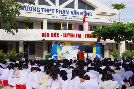 Quang cảnh buổi tuyên truyền biển, đảo tại Trường trung học phổ thông Phạm Văn Đồng. (Ảnh: CTV) 