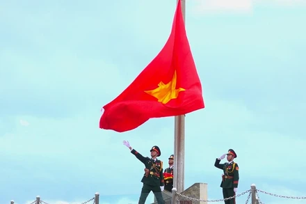 Nghi thức thượng cờ kỷ niệm 50 năm ngày giải phóng tỉnh Khánh Hòa. (Ảnh: NGỌC HÒA) 