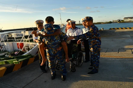 Kịp thời đưa ngư dân Lê Đình Bin vào Trung tâm Y tế Trường Sa điều trị. (Ảnh: NGUYỄN NAM) 