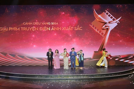 Phó Chủ tịch nước Võ Thị Ánh Xuân trao giải Phim truyện điện ảnh xuất sắc. (Ảnh: CTV HĐA)