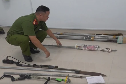 Lực lượng Công an thu giữ nhiều hung khí của các đối tượng gây án. (Ảnh: CTV)