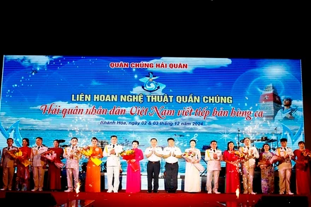 Ban Tổ chức tặng hoa chúc mừng các đội nghệ thuật tham gia liên hoan. (Ảnh: CTV HQ)