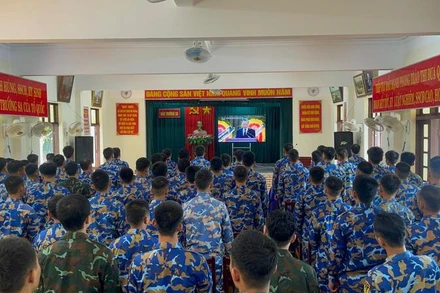 Cán bộ chiến sĩ đảo Trường Sa theo dõi chương trình truyền hình trực tiếp Lễ truy điệu và an táng đồng chí Nguyễn Phú Trọng. (Ảnh: CTV HQ)