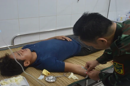 Lực lượng quân y đảo Song Tử Tây chăm sóc các ngư dân bị ngộ độc. (Ảnh: CTV HQ) 