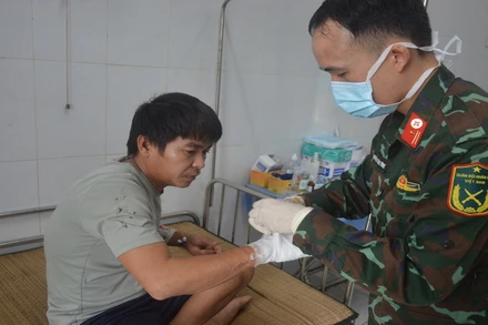 Quân y Bệnh xá Song Tử Tây chăm sóc vết thương cho bệnh nhân Võ Xuân Vĩ. (Ảnh: CTV HQ)