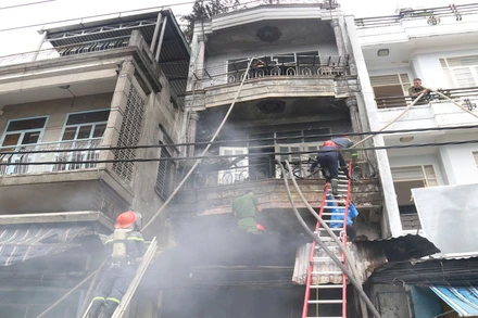 Lực lượng chữa cháy chuyên nghiệp nỗ lực dập lửa đám cháy tại Khánh Hòa. (Ảnh: CTV BKH)