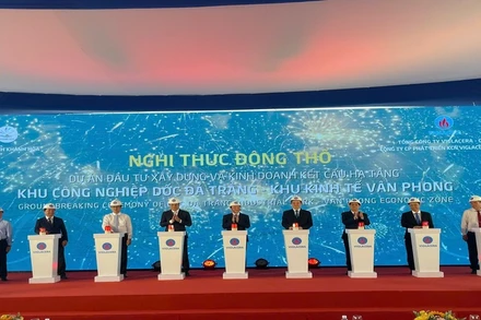 Thực hiện nghi thức động thổ dự án Đầu tư xây dựng và kinh doanh kết cấu hạ tầng Khu công nghiệp Dốc Đá Trắng. (Ảnh: KỲ NAM) 