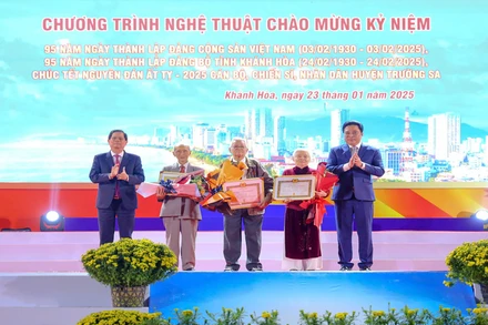 Lãnh đạo tỉnh Khánh Hòa trao Huy hiệu 65 năm, 60 năm, 55 năm tuổi Đảng tặng các đảng viên. (Ảnh: CTV)
