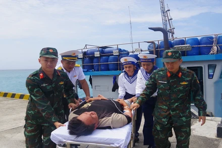 Ngư dân Phạm Văn Trình được đưa vào Bệnh xá đảo Trường Sa. (Ảnh: CTV HQ) 