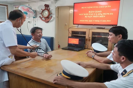 Vùng 4 Hải quân bàn giao ngư dân bị nạn trên biển cho gia đình