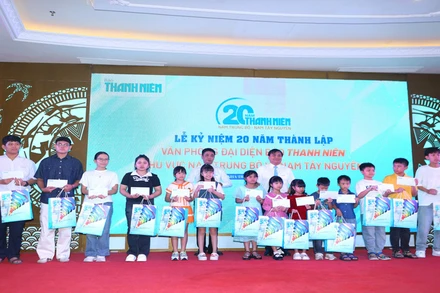 Trao tặng học bổng đến con em các đại lý, bưu điện phát hành báo Thanh Niên có hoàn cảnh khó khăn. (Ảnh: Thanh Niên) 