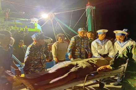 Các lực lượng đưa nạn nhân Vĩnh Văn Non vào bệnh xá đảo Trường Sa. (Ảnh: CTV HQ) 