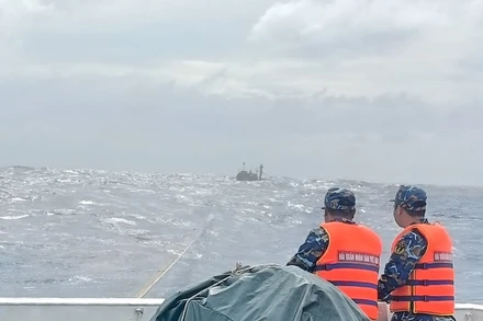 Tàu 467 Vùng 4 lai kéo tàu cá bị nạn BĐ 96095TS/02LĐ về đất liền. (Ảnh: CTV HQ)