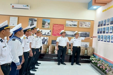 Cán bộ, chiến sĩ Lữ đoàn 146 tham quan Nhà truyền thống đơn vị. (Ảnh: HOÀNG ĐĂNG)