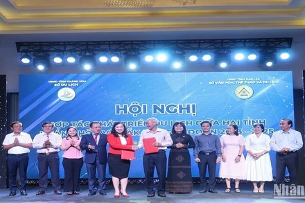 Sở Du lịch Khánh Hòa và Sở Văn hóa, Thể thao và Du lịch Đắk Lắk trao Biên bản thỏa thuận hợp tác liên kết phát triển du lịch giai đoạn 2023-2025.