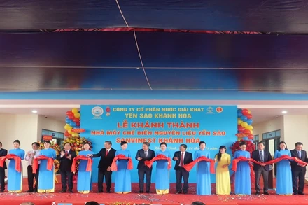 Nghi thức cắt băng khánh thành Nhà máy Chế biến Nguyên liệu Yến sào Sanvinest Khánh Hòa. (Ảnh: PHONG NGUYÊN)