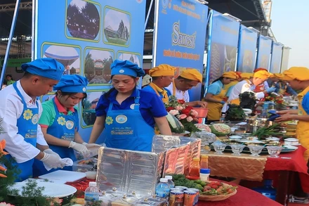 Các đội dự thi thực hiện chế biến món ăn. (Ảnh: PHONG NGUYÊN)